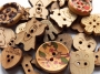 10 boutons en bois assortis